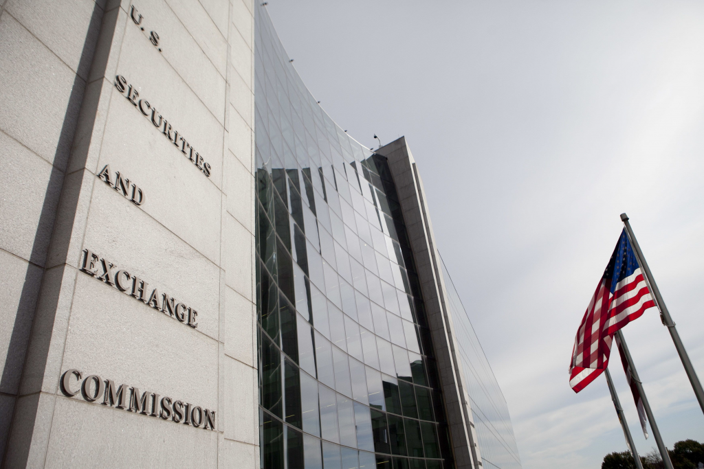 مقام ارشد SEC، جي كليتون: ICOها در صورت پيروي از قوانين اوراق بهادار مي‌توانند موثر باشند